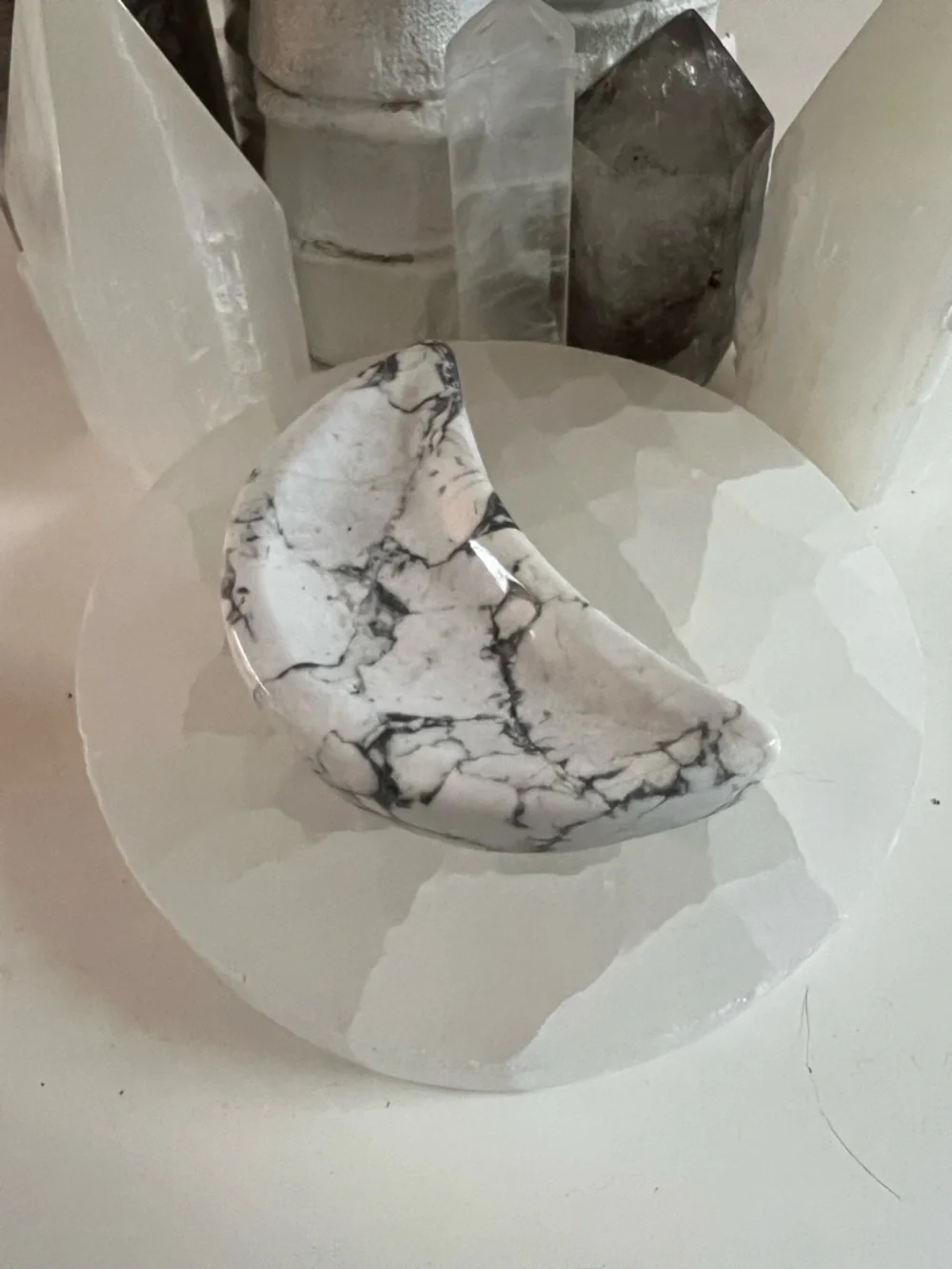 Howlite Crescent Moon Dish - Picture 1 of 4
